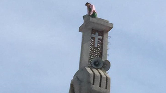 Bất chấp mưa bão, cô gái vẫn cố thủ trên tháp chuông cao 20m suốt 2 ngày Ảnh 2