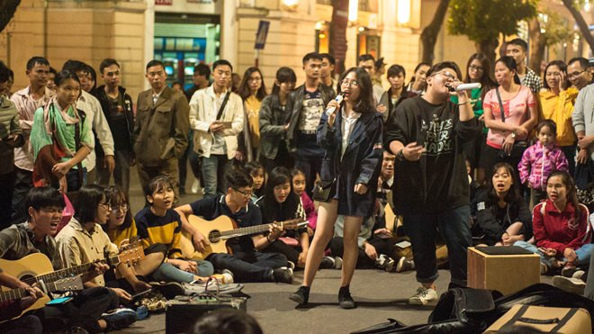 Không chen lấn xô bồ, có một nơi ở Hà Nội người ta vẫn thư thả lắng nghe âm nhạc đường phố Ảnh 2
