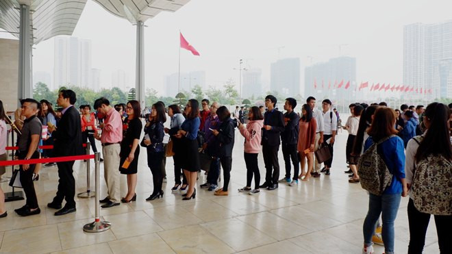 Hàng nghìn bạn trẻ xếp hàng chờ nghe tỷ phú Jack Ma trò chuyện Ảnh 2