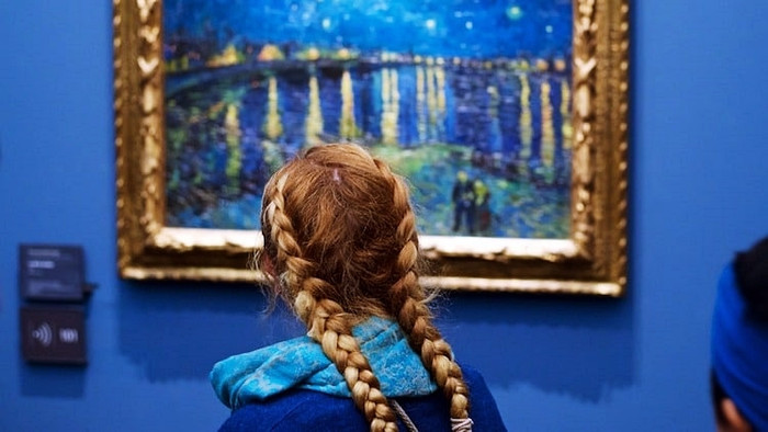 Nhiếp ảnh gia bỏ thời gian ở bảo tàng nghệ thuật chỉ để chụp lưng khách tham quan Ảnh 2