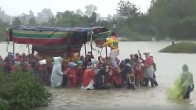 Xót xa cảnh lội nước lũ đưa quan tài ra nghĩa trang ở Huế Ảnh 2