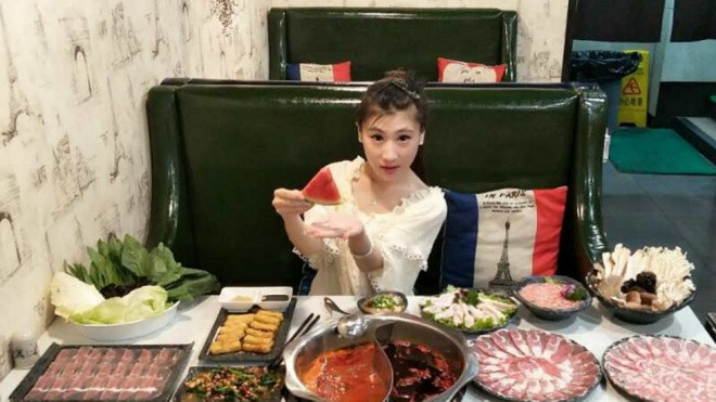 Cô gái Trung Quốc nổi tiếng nhờ tài 'ăn cả thế giới', ngốn hết 200 cái bánh bao một lần Ảnh 2
