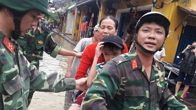 Dùng ca nô vượt lũ cứu kịp thời bé trai 10 tuổi bị đau ruột thừa ở Hội An Ảnh 2