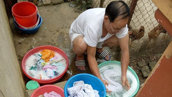 Phía sau bức ảnh bố chồng tranh giặt quần áo thay con dâu là câu chuyện đầy cảm động Ảnh 2