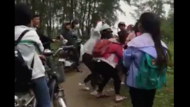 Cảnh cáo, hạ hạnh kiểm 3 nữ sinh đánh hội đồng bạn ở Nghệ An Ảnh 2