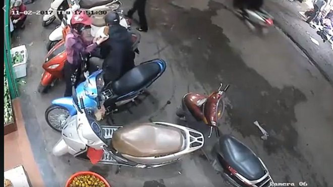 Đôi nam nữ dàn cảnh trộm túi trong cốp xe tay ga 'nhanh như điện' ở Hà Nội Ảnh 2