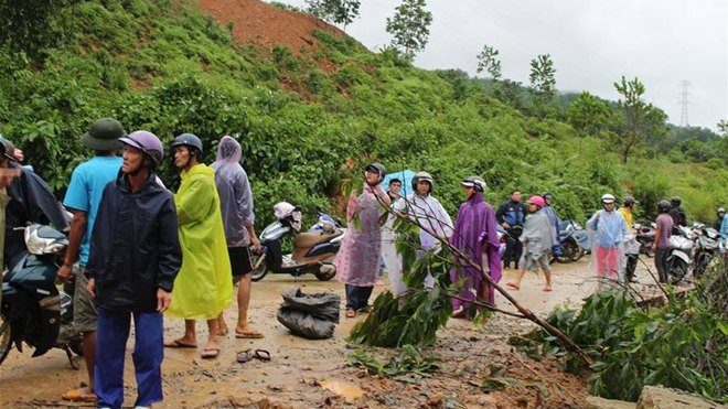 Thi thể công nhân bị vù lấp do sạt lở núi trôi từ Quảng Nam sang Quảng Ngãi Ảnh 2