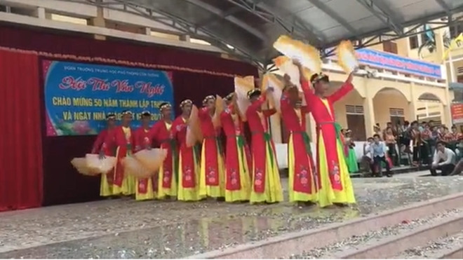 Nam sinh Nghệ An 'cực phẩm': Mặc áo tứ thân, múa quạt cực dẻo gây sốt cộng đồng mạng Ảnh 2