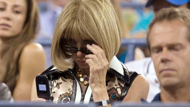 Thế giới đang 'cuồng' iPhone X, còn 9 người giàu nứt đố đổ vách này vẫn dùng điện thoại nắp gập Ảnh 2