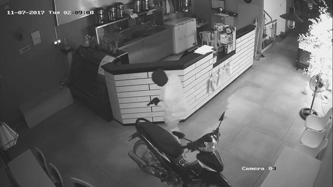 Đối tượng bịt mặt, mang theo một vật giống súng vào trộm đồ ở quán trà sữa Ding Tea Ảnh 2