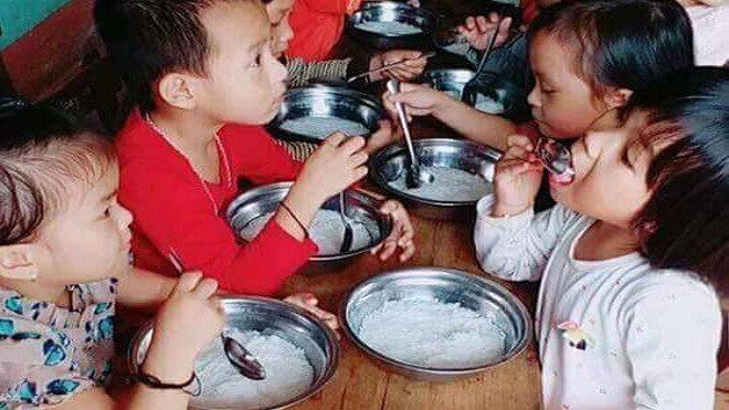 Vụ cho trẻ ăn miến luộc chan nước: Phụ huynh tố trường có nhiều khoản thu chi không rõ ràng Ảnh 2