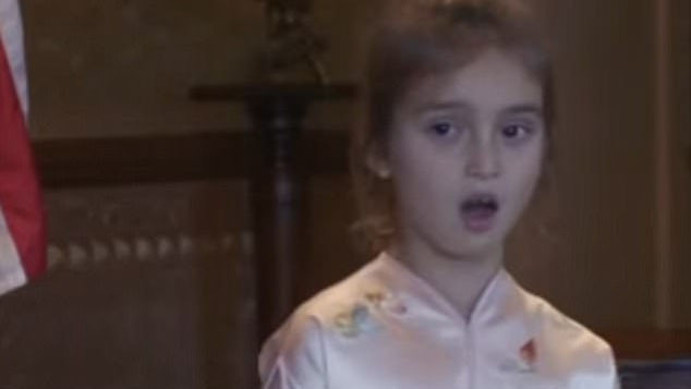 Video cháu gái 5 tuổi của Tổng thống Trump hát và đọc thơ cổ Trung Quốc gây sốt Ảnh 2