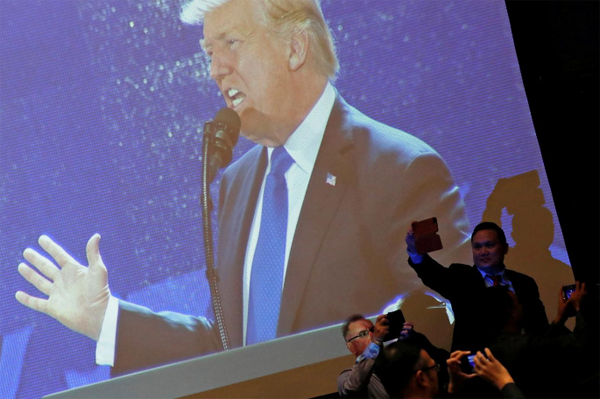 Những hình ảnh đầu tiên của Tổng thống Trump khi đến Việt Nam trên báo quốc tế