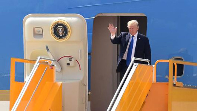 Những hình ảnh đầu tiên của Tổng thống Trump khi đến Việt Nam trên báo quốc tế Ảnh 2