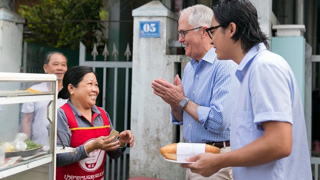 Thủ tướng Australia cùng đầu bếp gốc Việt nổi tiếng ra vỉa hè Đà Nẵng mua bánh mỳ ăn sáng Ảnh 2