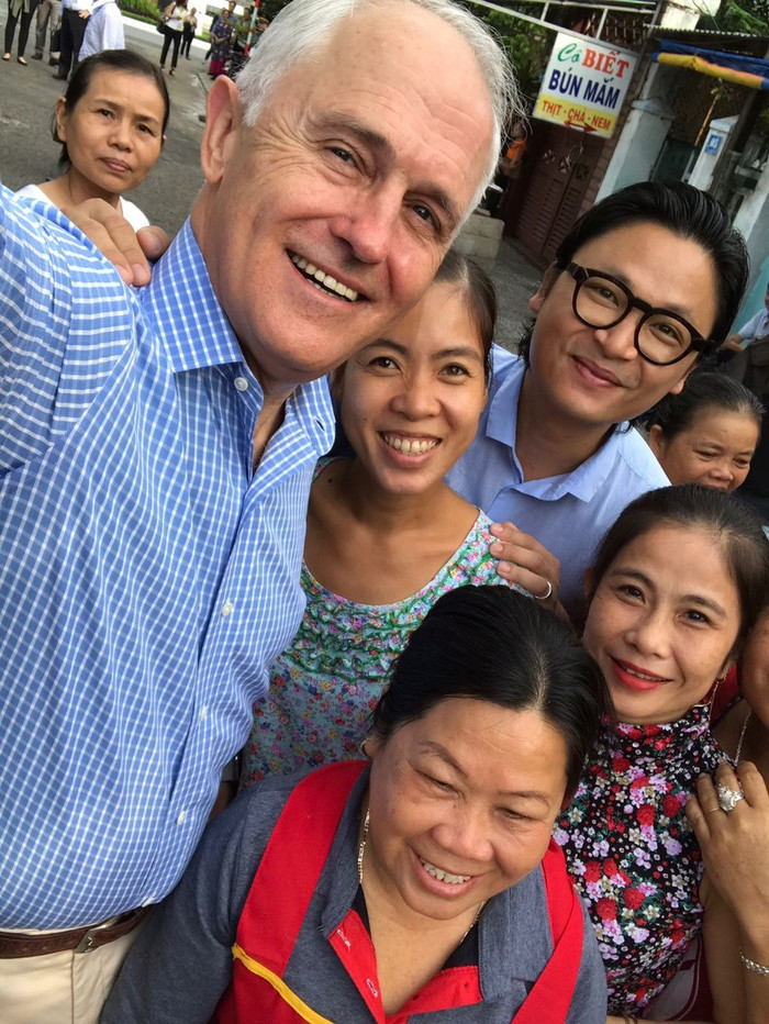 Ông Turnbull chụp ảnh selfie cùng cô bán bánh mì và người dân sống gần đó.