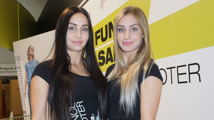 Chị em song sinh khoe ảnh gợi cảm trên mạng kiếm tiền ăn học Ảnh 2