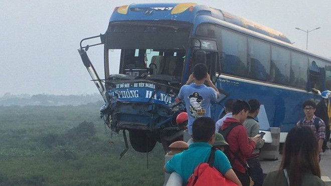 Ô tô khách 45 chỗ suýt lao xuống sông Hồng, hàng chục người thoát nạn Ảnh 2