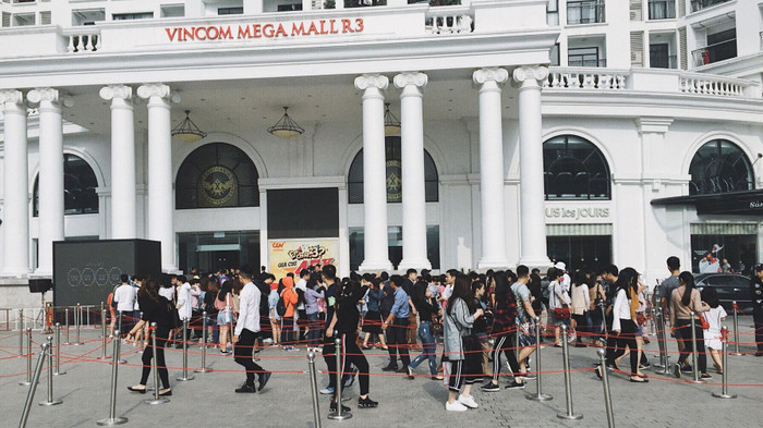 H&M khai trương cửa hàng đầu tiên tại Hà Nội: Khách xếp hàng ngay ngắn, được phát ô miễn phí để che nắng Ảnh 2