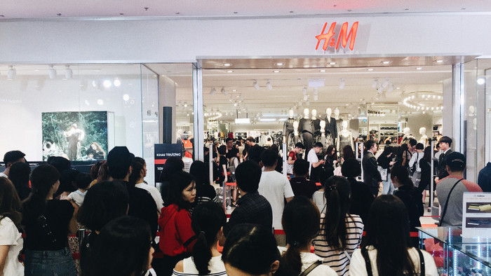 H&M Hà Nội tiếp gần 5.000 lượt khách trong buổi sáng, càng trưa lượng người đổ về càng đông Ảnh 2