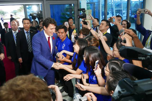 Thủ tướng Justin Trudeau thân thiện giao lưu với mọi người có mặt tại trung tâm báo chí. Ảnh: Dân Trí.