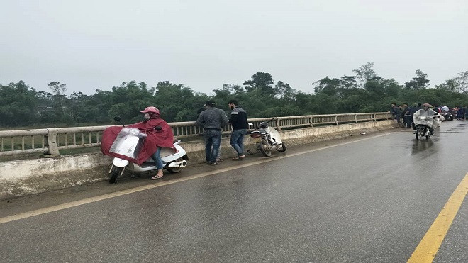 Bỏ lại đôi dép, một thầy giáo nghi nhảy cầu tự tử Ảnh 2