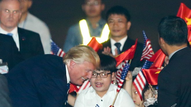 Cậu bé 11 tuổi bất ngờ được Tổng thống Donald Trump tặng hoa Ảnh 2