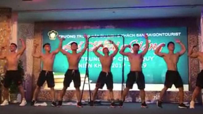 Màn biểu diễn khoe body 6 múi trong lễ khai giảng của các nam sinh gây bão mạng Ảnh 2