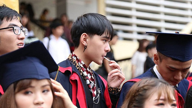 Lại thêm một nam sinh nổi tiếng vì 'góc nghiêng thần thánh' khi chụp ảnh kỷ yếu Ảnh 2