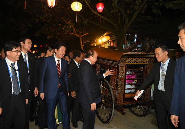 Những khoảnh khắc khó quên từ nghị trường đến đời thường của các nhà lãnh đạo APEC