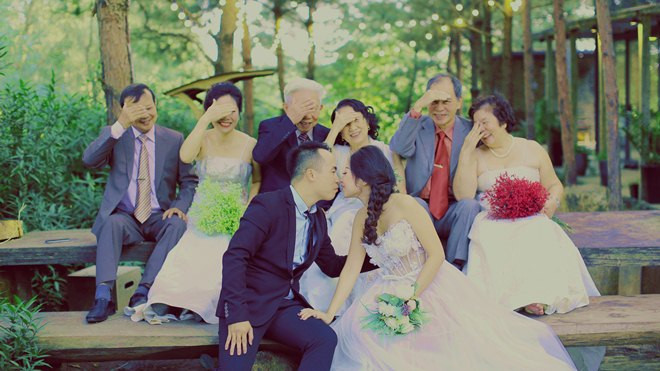 Bộ ảnh vui hết nấc của cặp đôi mời cả thông gia 2 bên khoác áo cưới cùng cô dâu, chú rể Ảnh 2