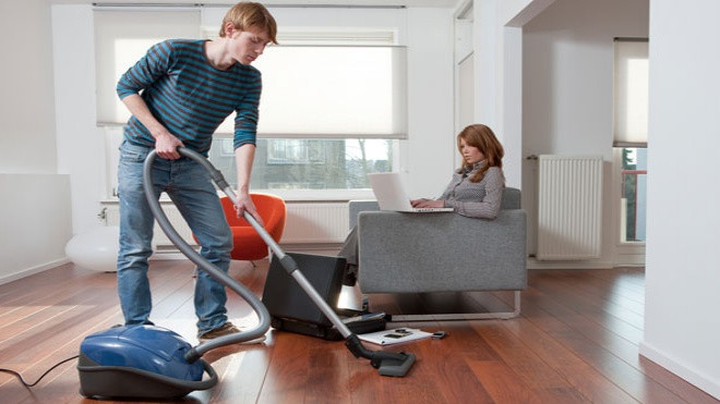 Mới cưới hai tuần, vợ nhất quyết đòi ly hôn vì chồng tranh làm hết việc nhà Ảnh 2