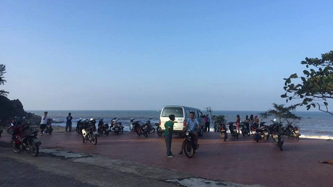 Hàng chục người tìm kiếm 2 học sinh lớp 8 bị sóng biển cuốn mất tích Ảnh 2