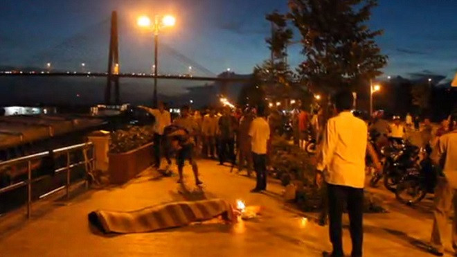 Tai nạn hy hữu: Đang nhậu cùng bạn trên xà lan, người đàn ông té xuống sông tử vong Ảnh 2