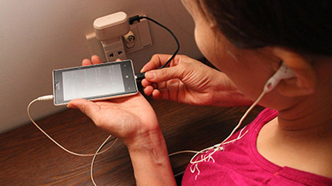 Đánh đổi mạng sống lấy một phút vừa dùng vừa sạc điện thoại: Thói quen chết người Ảnh 2