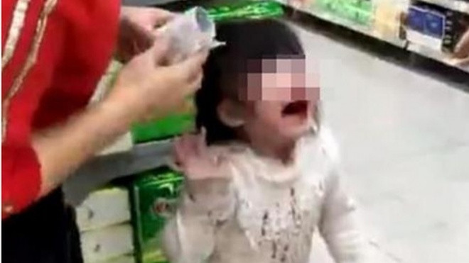 Cô bé sợ đi thang máy trong siêu thị bị ông tát chảy máu mũi Ảnh 2