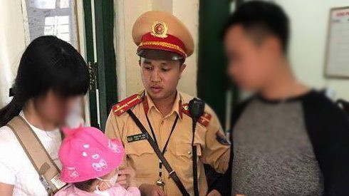 CSGT cứu giúp người phụ nữ ôm theo con nhỏ định nhảy cầu Chương Dương tự tử Ảnh 2