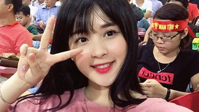 Dân mạng truy tìm nữ cổ động viên xinh đẹp trên sân Mỹ Đình Ảnh 2