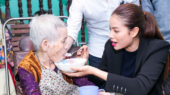 Phạm Hương gây xúc động với khoảnh khắc bón cơm cho cụ bà neo đơn Ảnh 2