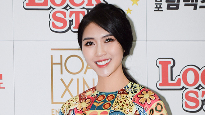 Tường Linh gây ấn tượng khi diện áo dài ghi hình cho đài SBS Ảnh 2