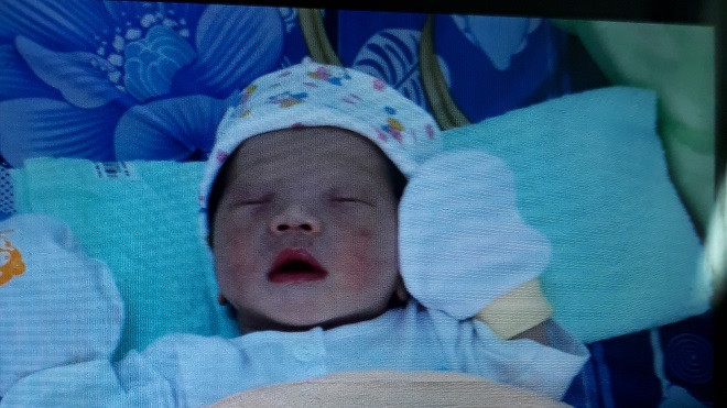 Phát hiện bé sơ sinh còn nguyên dây rốn bị vứt ngoài đường Ảnh 2