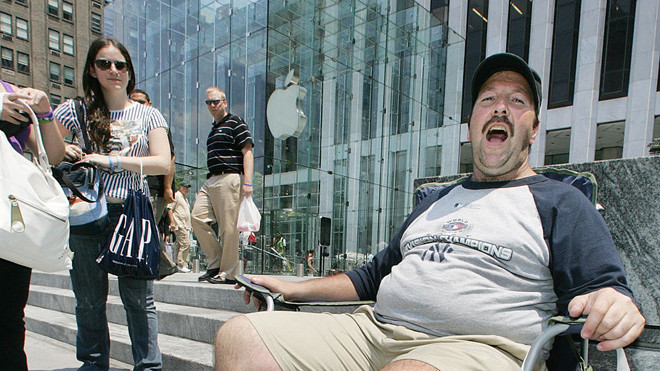 Đây là người đầu tiên trên thế giới mua iPhone, câu chuyện đằng sau sẽ khiến bạn chẳng thể nhịn cười Ảnh 2