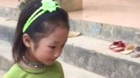 Clip: Bé gái lớp 1 bị cụt hai chân vẫn ngày ngày dùng đầu gối di chuyển tới lớp Ảnh 2