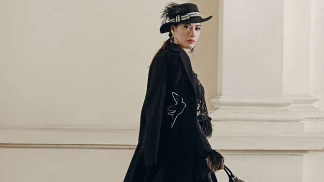 Bắt nhịp xu hướng thập niên 1970, Trương Ngọc Ánh 'trẻ hoá' trong loạt trang phục thu đông Ảnh 2