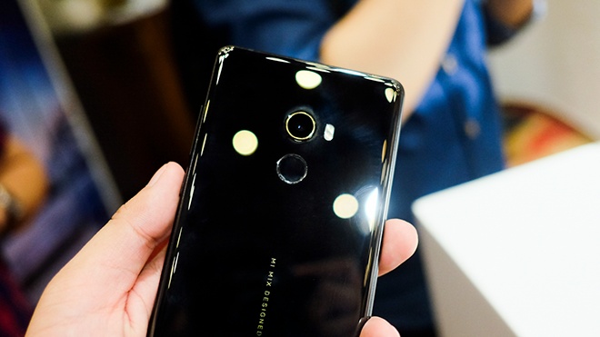Xiaomi ra mắt Mi Mix 2 tại Việt Nam: Máy có thiết kế tràn viền cực đẹp, giá 13 triệu đồng Ảnh 2