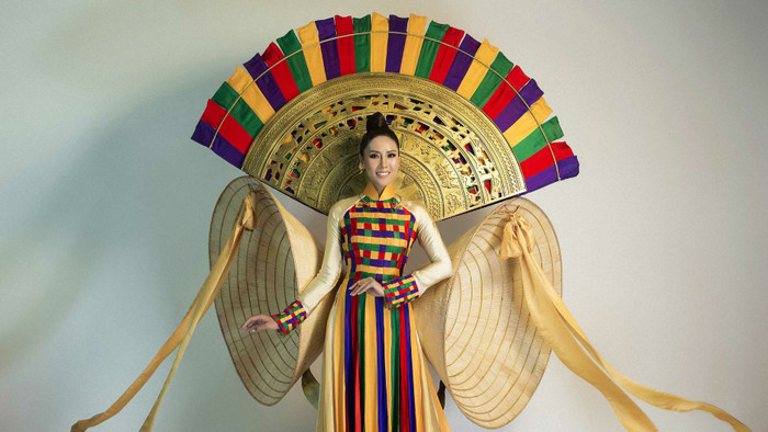 Á hậu Nguyễn Thị Loan mang quốc phục có trống đồng, nón lá đến Miss Universe 2017 Ảnh 2