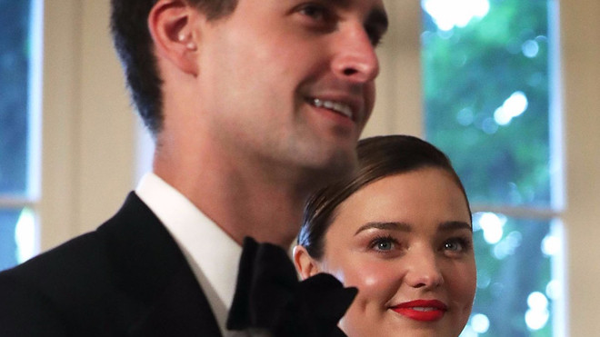 Miranda Kerr chuẩn bị đón đứa con chung đầu lòng với tỷ phủ công nghệ kém mình 7 tuổi, đây là cách hai người gặp nhau Ảnh 2