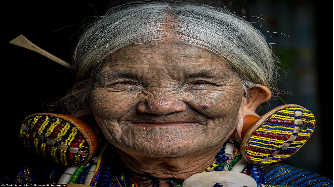 Ai cũng muốn mình xinh đẹp, còn phụ nữ nơi đây lại xăm mặt, kéo tai cho 'bớt xinh' vì lý do đau lòng Ảnh 2