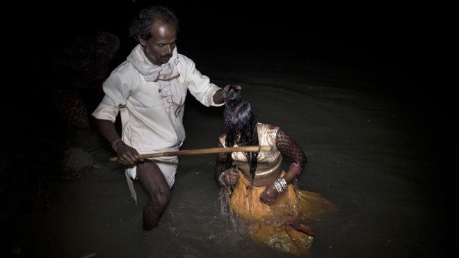 Kỳ lạ: Hàng trăm phụ nữ trả tiền để chịu đánh đập, nhúng đầu xuống nước Ảnh 2