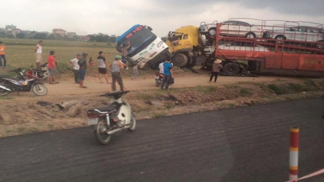 Xe tải chở ô tô đâm xe khách suýt lật trên cao tốc Pháp Vân Ảnh 2